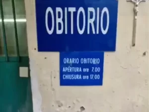 Obitorio del Cardarelli nel degrado: corpi abbandonati tra ruggine e sporcizia