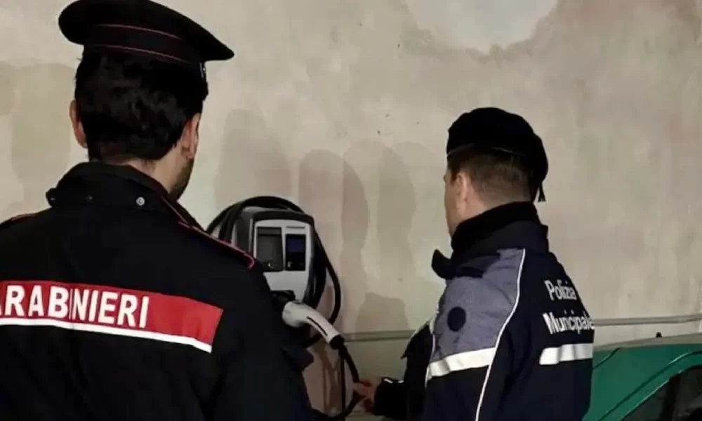 Napoli, Vomero: garage con colonnine elettriche abusive, denunciati i titolari