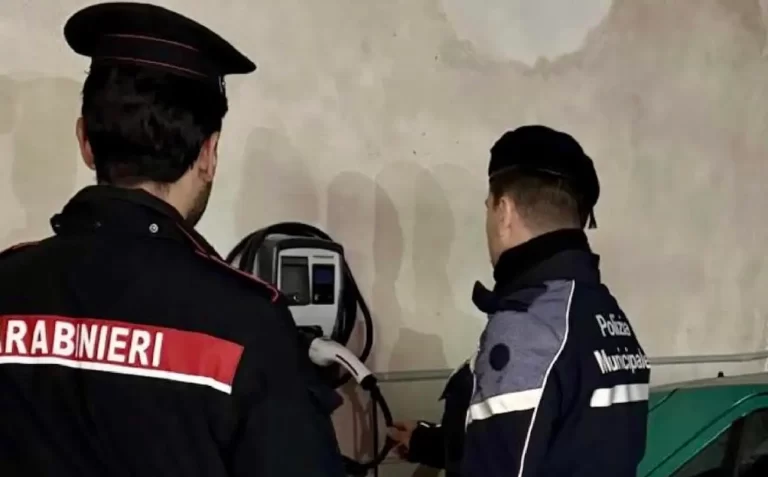Napoli, Vomero: garage con colonnine elettriche abusive, denunciati i titolari