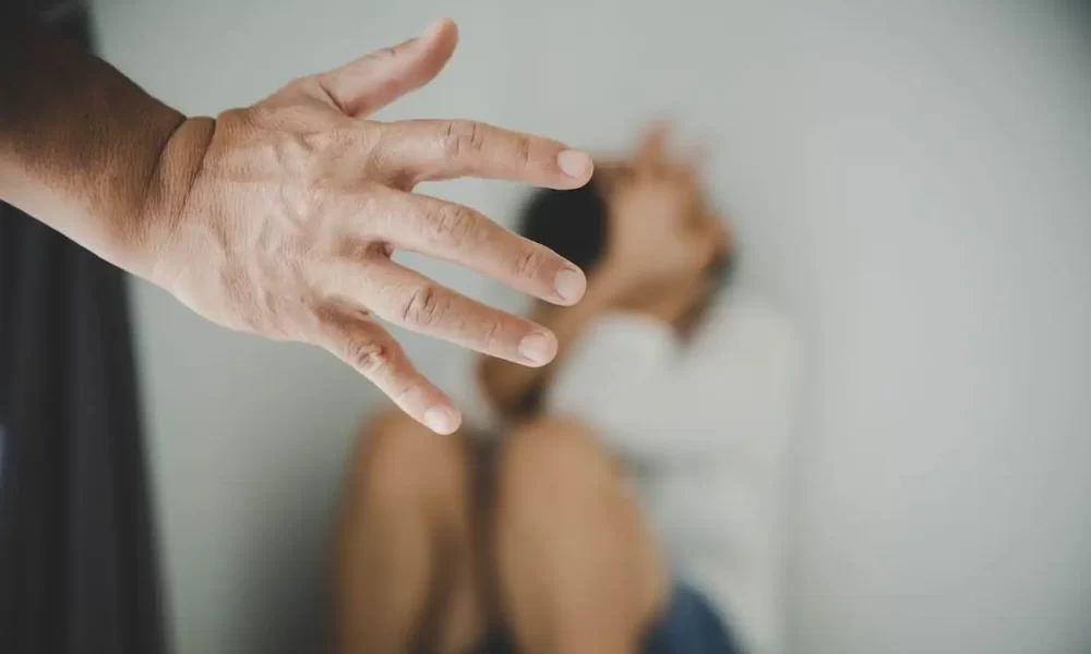 Violenza domestica ai Quartieri Spagnoli: arrestato 46enne, anni di abusi in famiglia