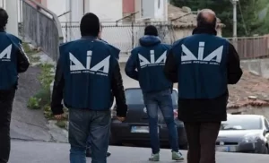 Camorra, arrestati tre minorenni nel Casertano: imprinting familiare nelle dinamiche criminali