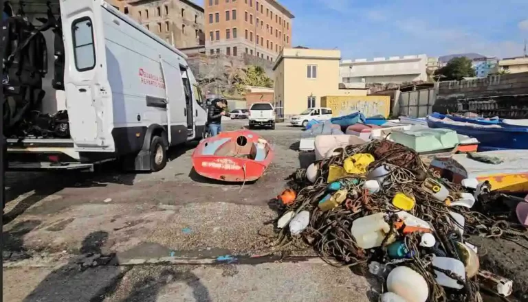 Torre del Greco, bonifica al porto: recuperate sei tonnellate di rifiuti dai fondali