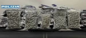 Ponticelli, maxi sequestro di droga: 3 arresti. Marijuana nascosta nel distributore automatico