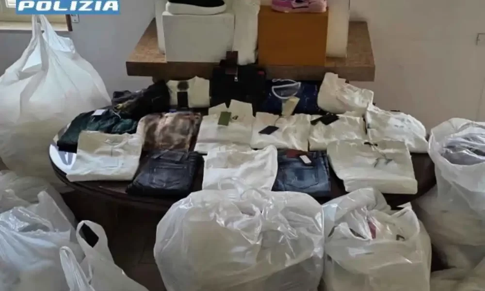 San Giuseppe Vesuviano, scoperta la «bottega dei falsi»: maxi sequestro di abbigliamento tarocco