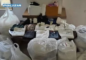 San Giuseppe Vesuviano, scoperta la «bottega dei falsi»: maxi sequestro di abbigliamento tarocco