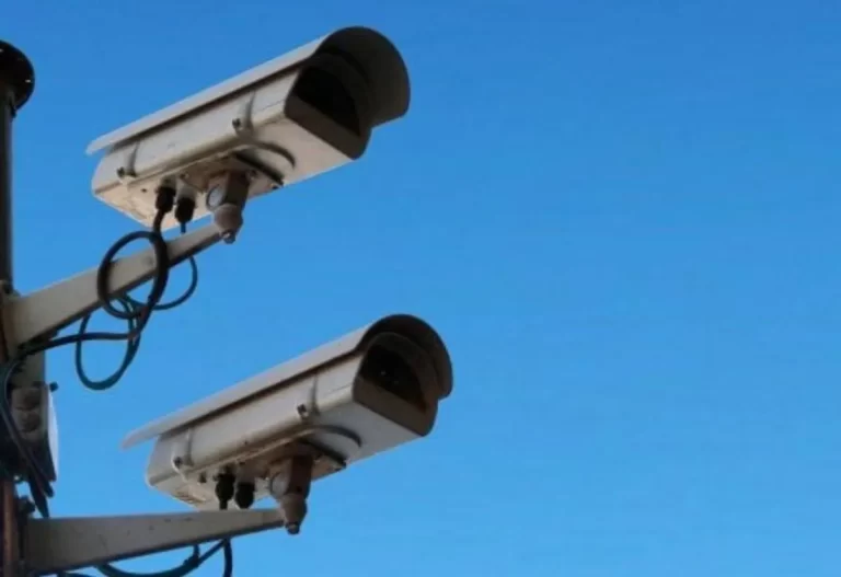 Napoli, ultimatum dei tassisti per l’America’s Cup: «Senza telecamere in via Marina, città ferma al palo»