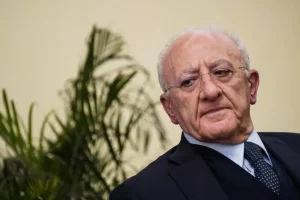 De Luca all’attacco: Il vero scandalo non è il Ponte sullo Stretto, ma Bagnoli