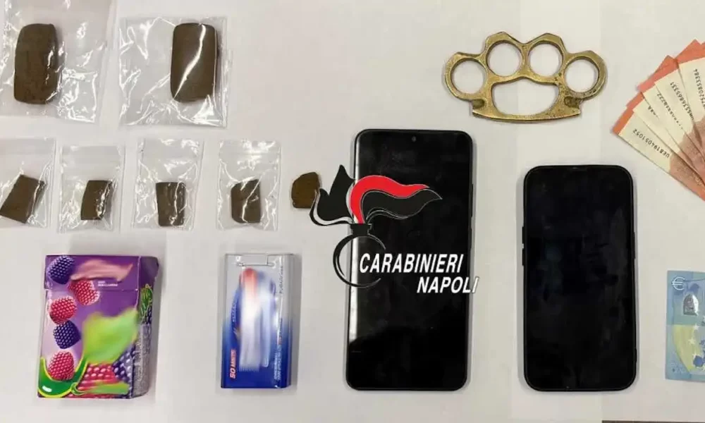 Napoli, pusher goloso tradito dalla fretta: nascondeva l’hashish tra le caramelle
