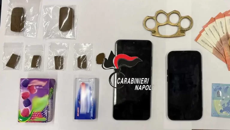 Napoli, pusher goloso tradito dalla fretta: nascondeva l’hashish tra le caramelle