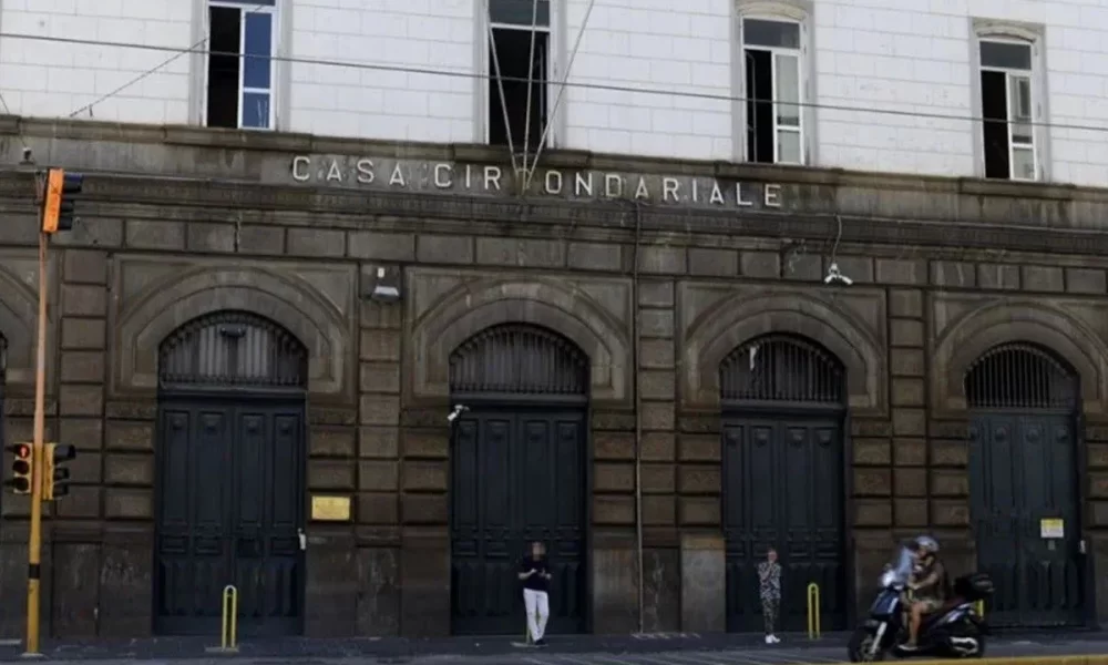 Scacco ai corrieri volanti: bloccato drone carico di droga e cellulari a Poggioreale