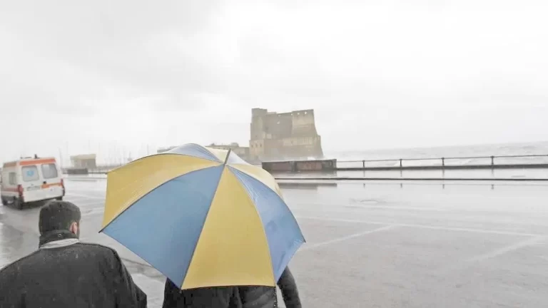Allerta gialla prorogata in Campania, maltempo in estensione: a rischio tutta la costa