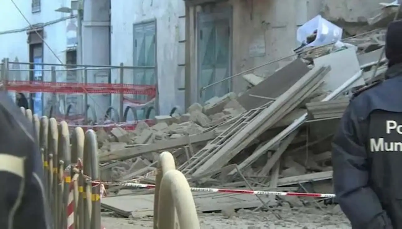 Casoria, 90 evacuati dopo il crollo della palazzina
