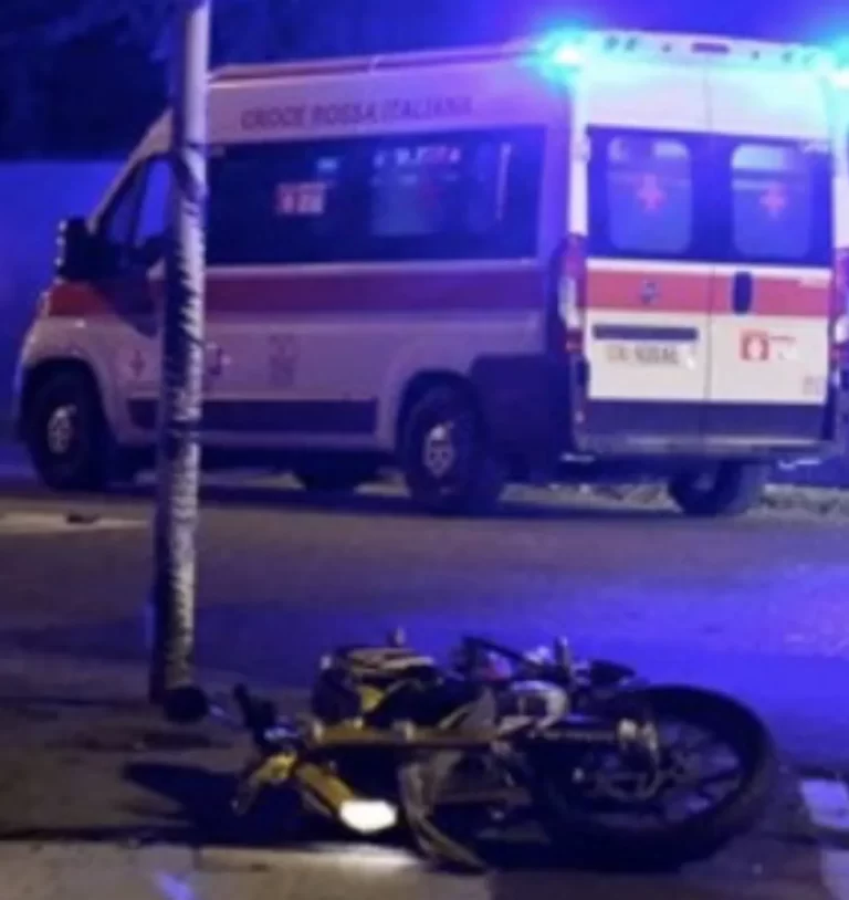 Napoli, tragedia nella notte in via Argine: auto contro cisterna, muore 55enne