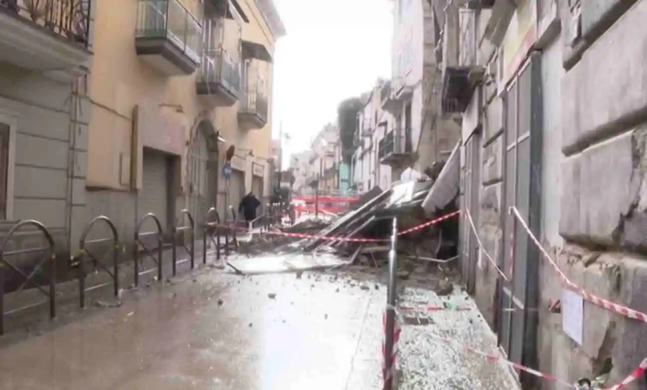 Crollo a Casoria, la Procura sequestra il palazzo: si indaga per disastro e infiltrazioni
