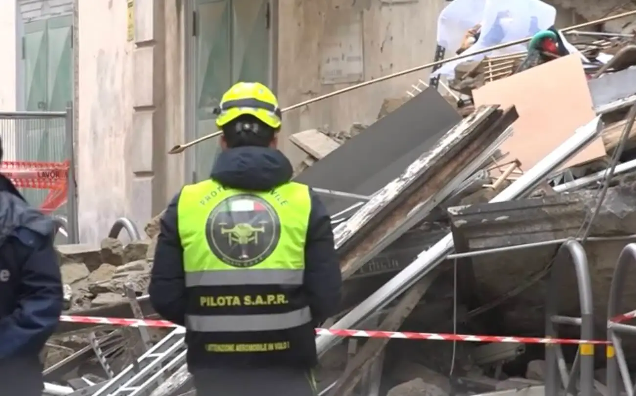 Casoria, crollo in via Cavour: tecnici al lavoro per scongiurare nuovi pericoli