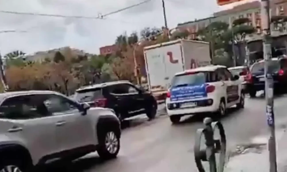 Napoli paralizzata dalla pioggia, l’asfalto cede: via Acton in ginocchio