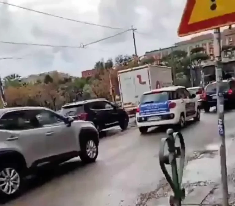 Napoli paralizzata dalla pioggia, l’asfalto cede: via Acton in ginocchio