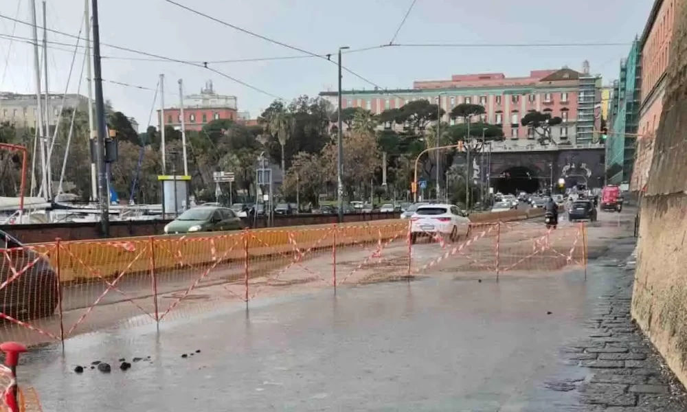 Napoli, lavori notturni in via Acton: urgenti pulizie al collettore fognario