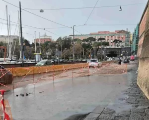 Napoli, lavori notturni in via Acton: urgenti pulizie al collettore fognario