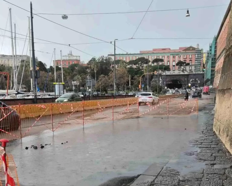 Napoli, lavori notturni in via Acton: urgenti pulizie al collettore fognario