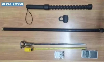 Napoli, arrestato 58enne girava con bastone animato e tirapugni elettrico