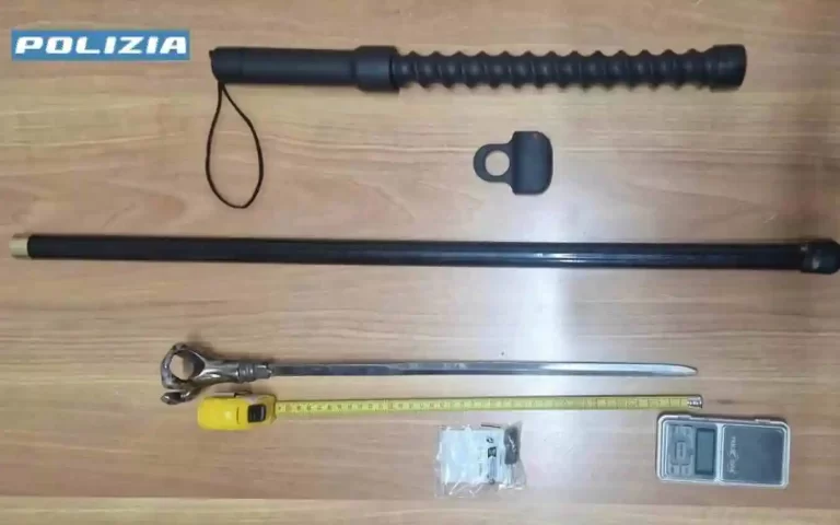 Napoli, arrestato 58enne girava con bastone animato e tirapugni elettrico