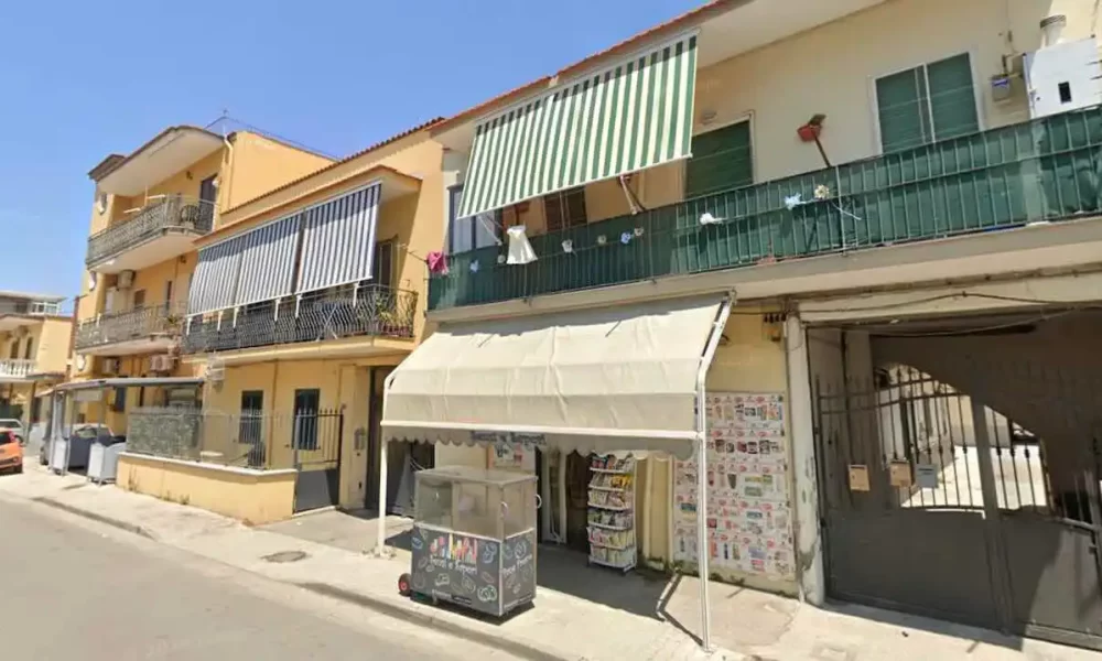 Castellammare, raid nel «palazzo del defunto»: ladri sparano contro i residenti