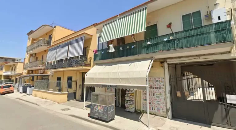 Castellammare, raid nel «palazzo del defunto»: ladri sparano contro i residenti