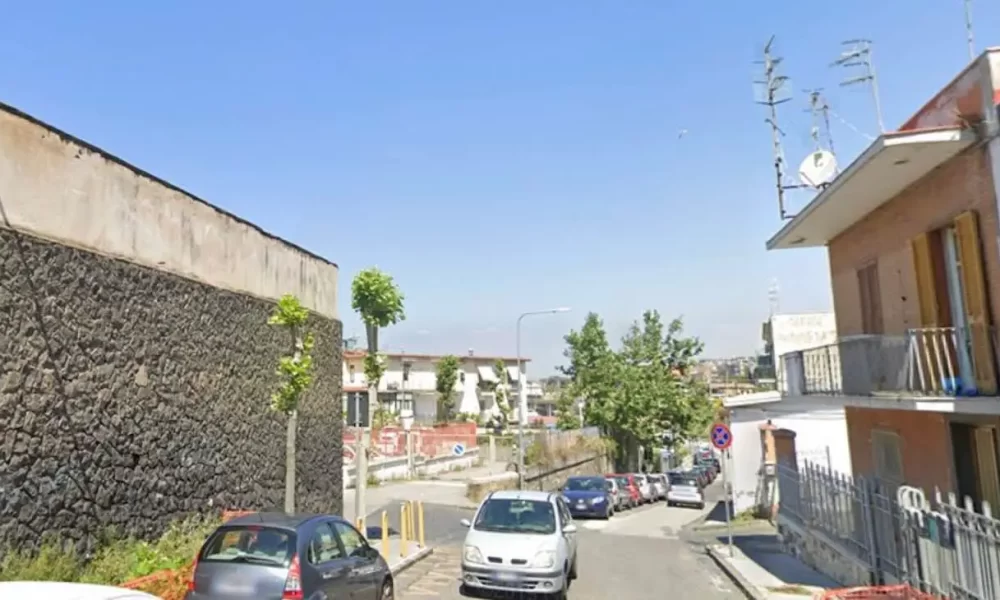 Torre del Greco, 27enne accoltellato mentre difende la fidanzata