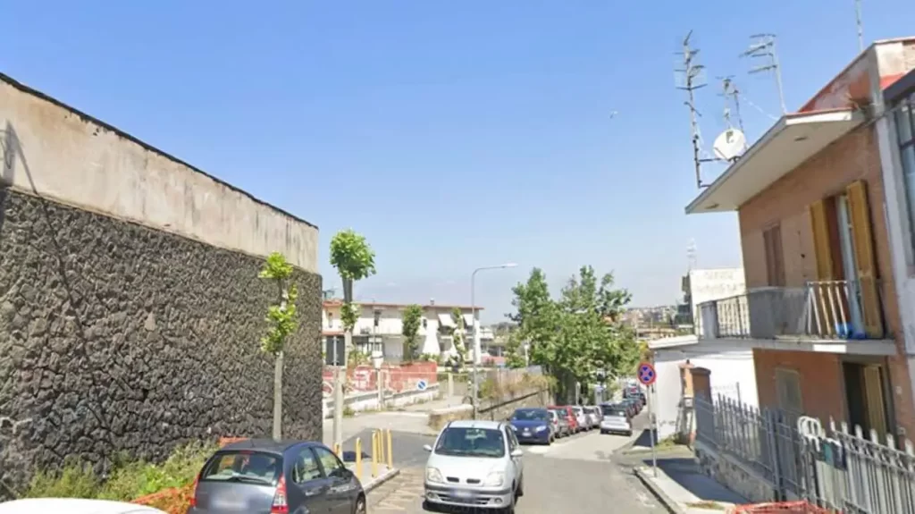 Torre del Greco, 27enne accoltellato mentre difende la fidanzata