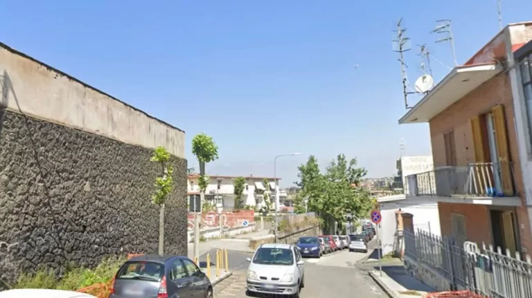 Torre del Greco, 27enne accoltellato mentre difende la fidanzata