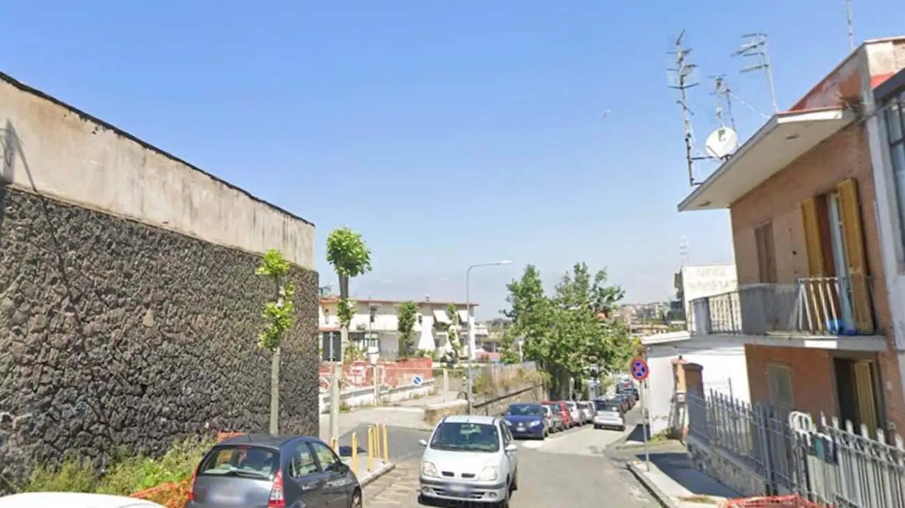 Torre del Greco, 27enne accoltellato mentre difende la fidanzata
