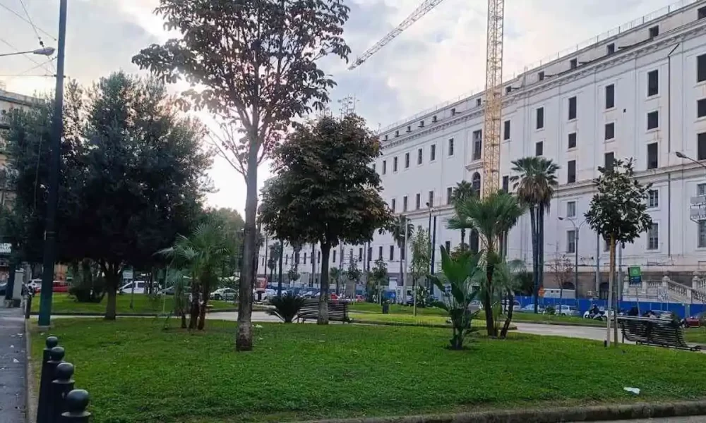 Napoli, blitz della Polizia locale: sequestrati cinque dehors abusivi a piazza Carlo III