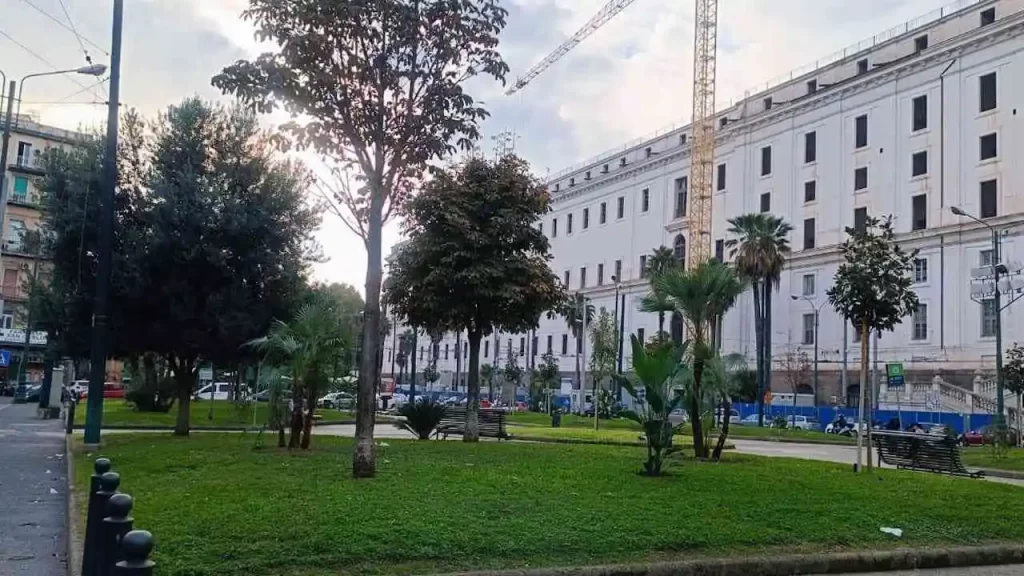 Napoli, blitz della Polizia locale: sequestrati cinque dehors abusivi a piazza Carlo III