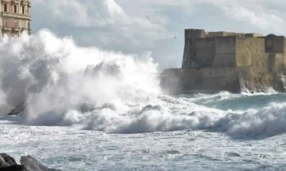 Napoli, mare in tempesta nel Golfo: sospesi i collegamenti con le isole