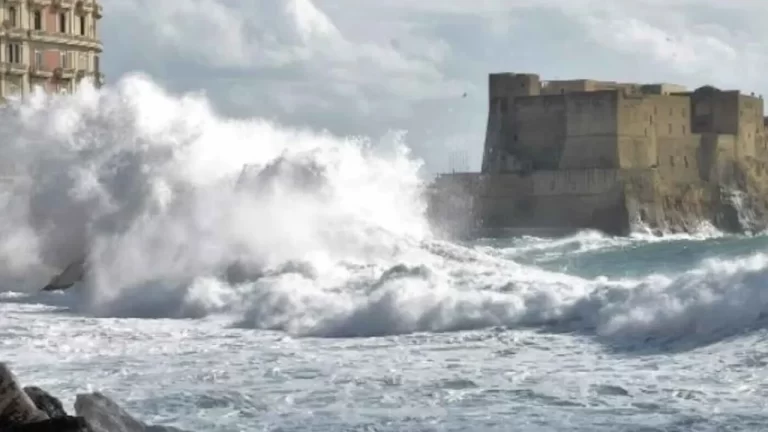 Napoli, mare in tempesta nel Golfo: sospesi i collegamenti con le isole