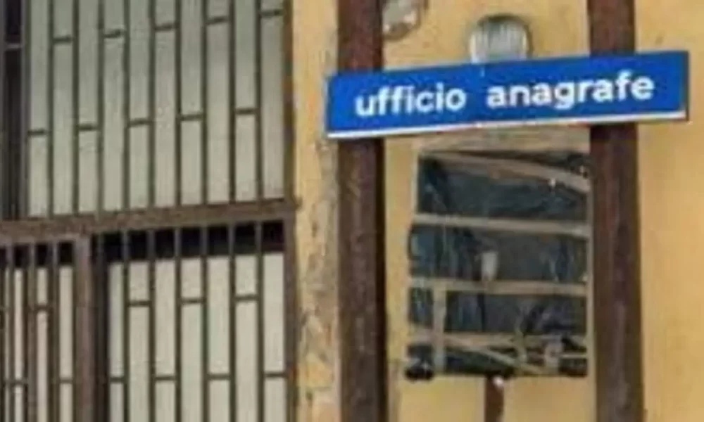Ufficio Anagrafe chiuso a Napoli, scatta la protesta: «Negati servizi essenziali ai cittadini»