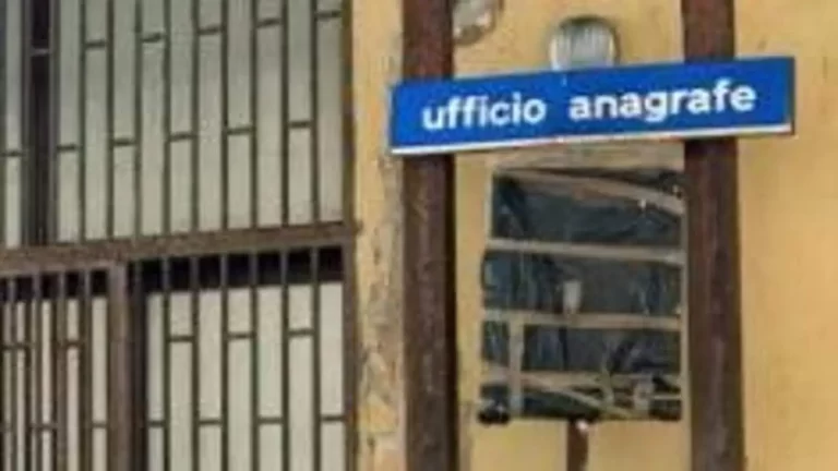 Ufficio Anagrafe chiuso a Napoli, scatta la protesta: «Negati servizi essenziali ai cittadini»