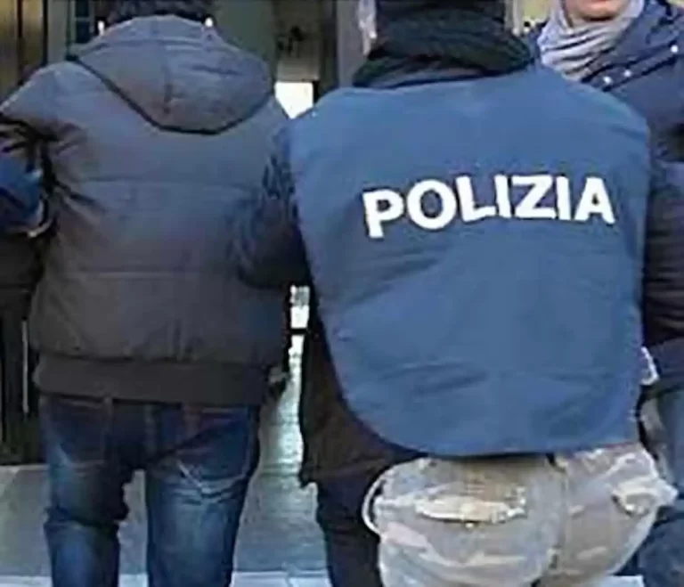 Aggredisce gli agenti durante un controllo: arrestato 25enne in piazza Enrico De Nicola