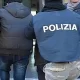 Aggredisce gli agenti durante un controllo: arrestato 25enne in piazza Enrico De Nicola