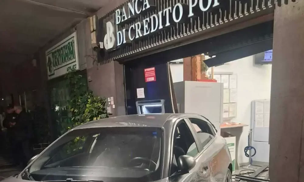 Torre del Greco, auto-ariete contro la banca: fallisce l’assalto al bancomat