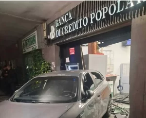 Torre del Greco, auto-ariete contro la banca: fallisce l’assalto al bancomat