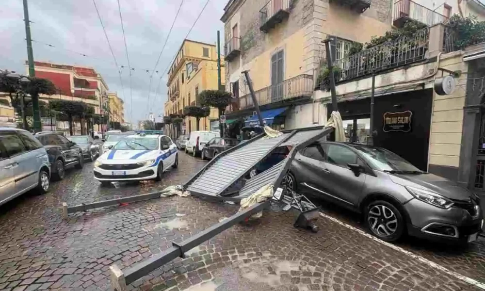 Raffiche di vento strappano un gazebo da un balcone, danni in strada a Torre del Greco