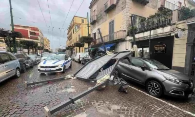 Raffiche di vento strappano un gazebo da un balcone, danni in strada a Torre del Greco