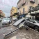 Raffiche di vento strappano un gazebo da un balcone, danni in strada a Torre del Greco