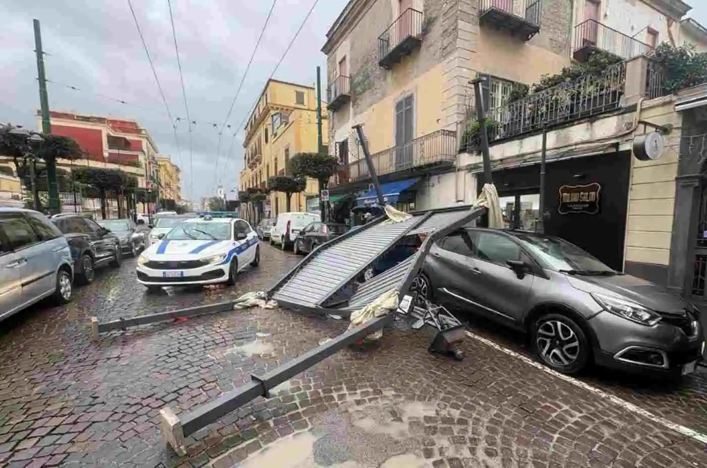 Raffiche di vento strappano un gazebo da un balcone, danni in strada a Torre del Greco