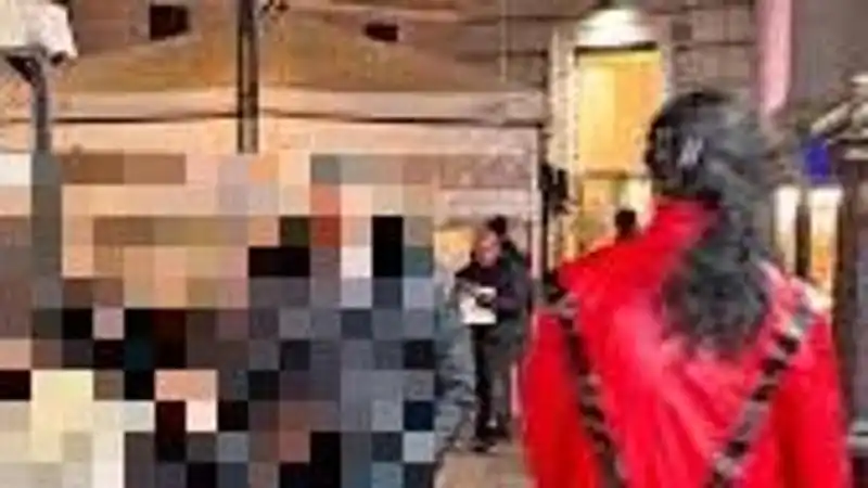 Tiktoker travestito da Michael Jackson spaventa una ragazza napoletana: denuciato