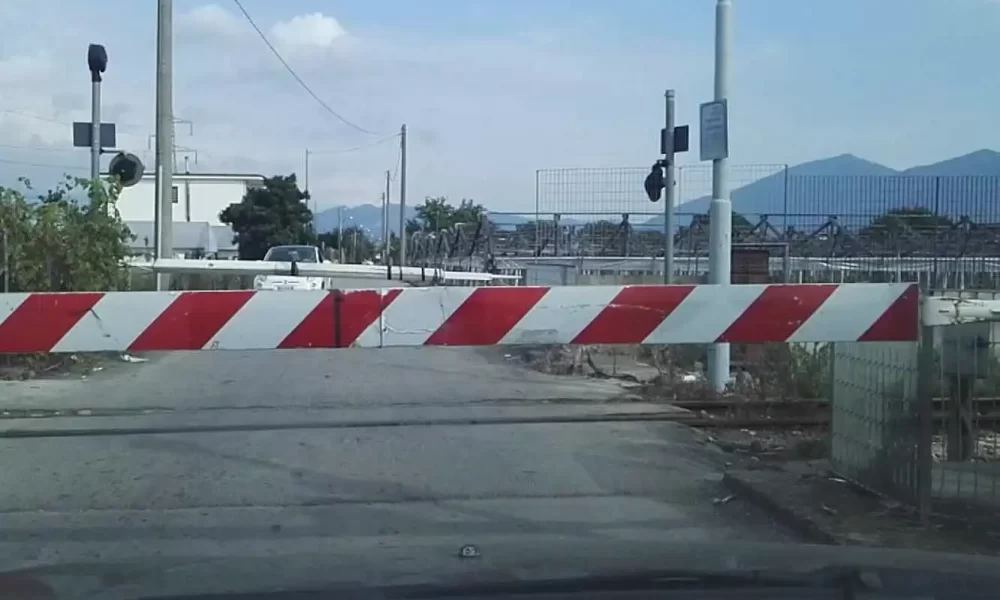 Furto alla cabina ferroviaria, tratta Cancello-Sarno in tilt: fiamme e blackout