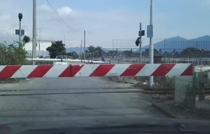 Furto alla cabina ferroviaria, tratta Cancello-Sarno in tilt: fiamme e blackout