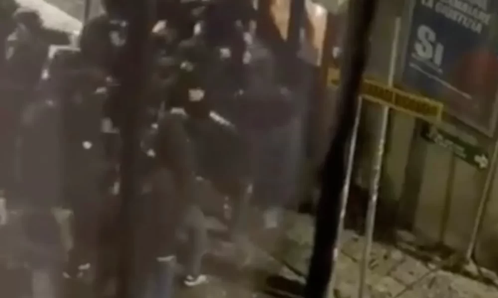 Napoli-Chelsea, notte di tensione in centro: scontri tra ultras a Chiaia